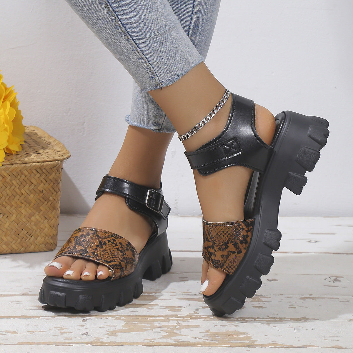 Sandalia casuales con diseño de escamas™